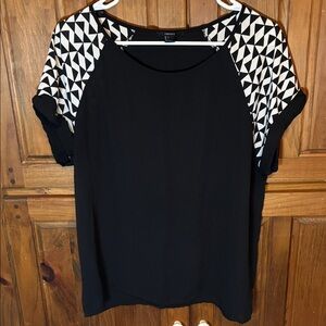 Forever 21 Black and White Geometric Patterned Short Sleeve Blouse Size L